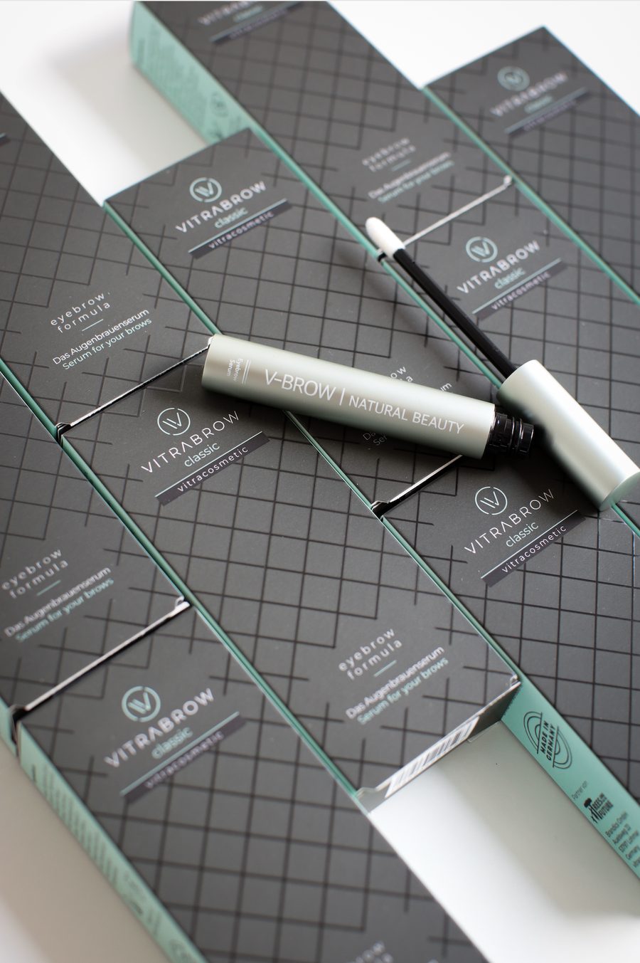 VITRABROW Classic Augenbrauenserum mit Verpackung